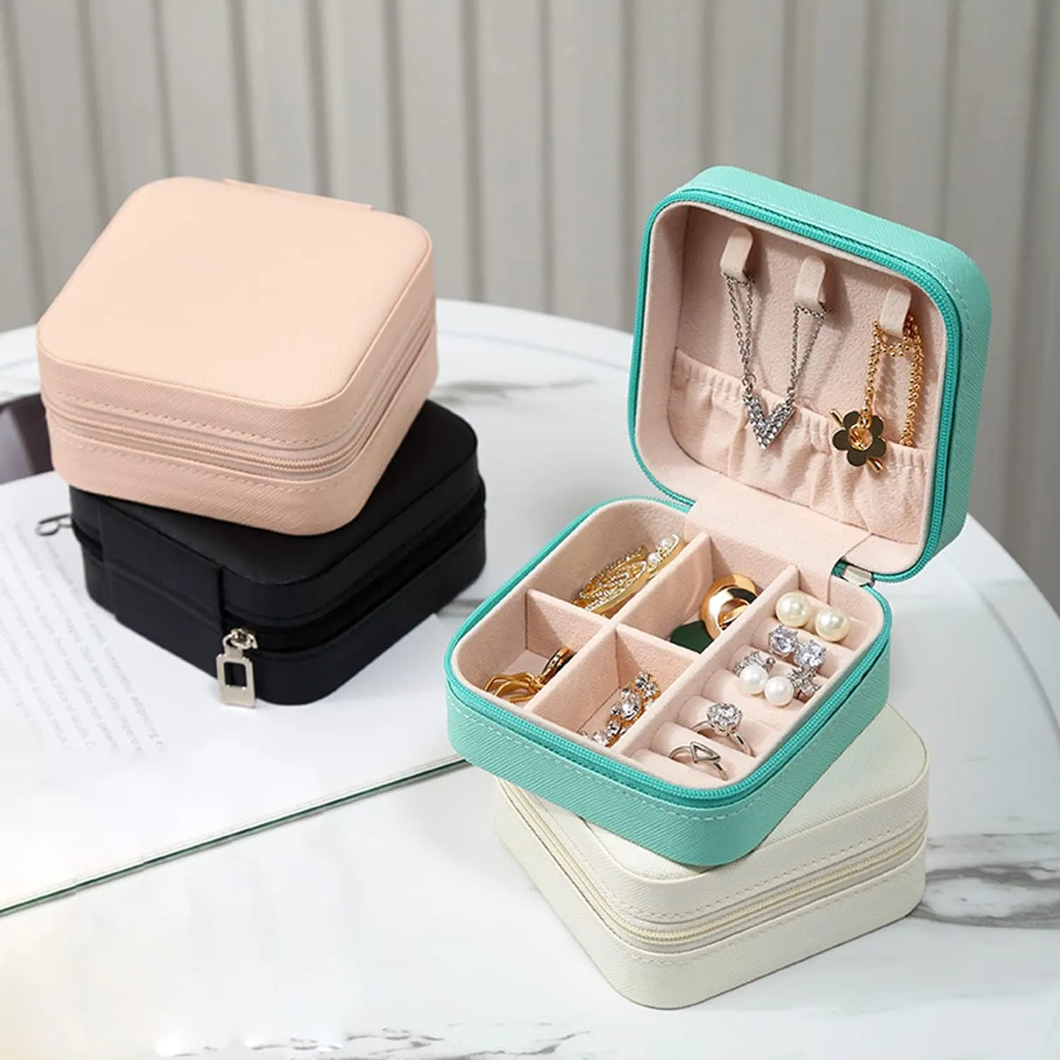 MODENGKONGJIAN Mini Jewelry Travel Case, PU Leather Travel Jewelry Organizer Box, Small Portable Portable Jewellery Storage Holder for Womens Rings Earrings Necklaces Bracelets (White)